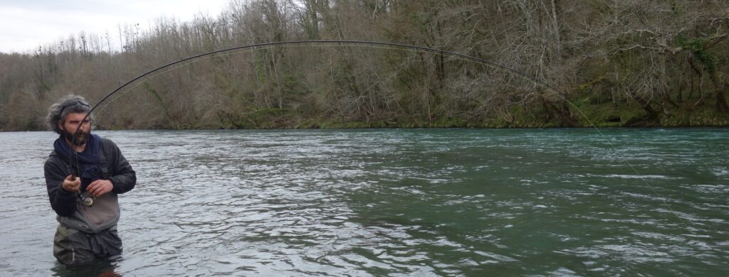 Combat avec une grosse truite au toc en grande rivière